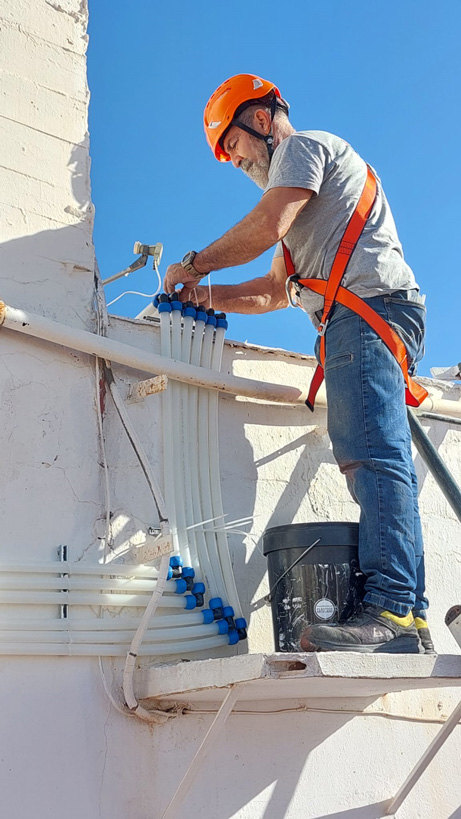 Trabajo de altura de fontanería en exteriores