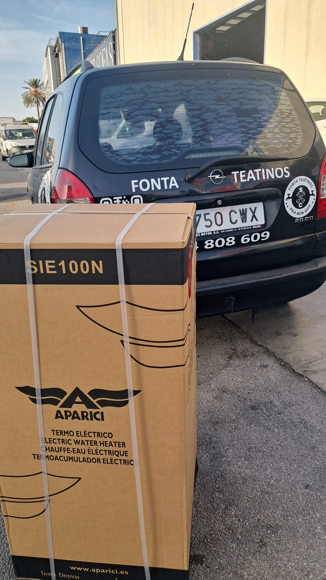 Instalación de termos eléctricos en Málaga: señales, causas y cómo evitar una mala instalación 1 WhatsApp Image 2026 08 12 at 8.52.45 AM